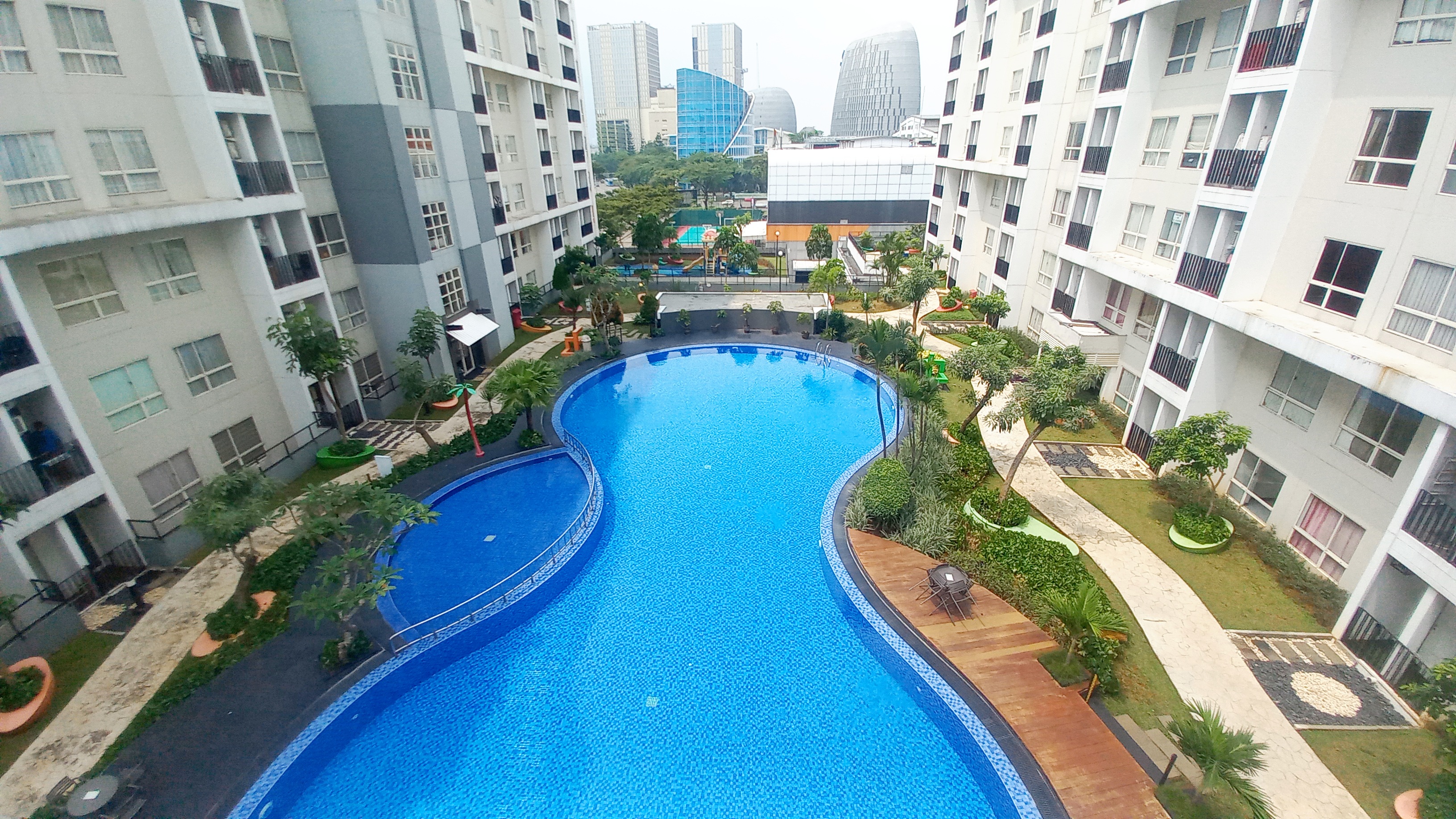 Kolam renang apartemen modern Bogor