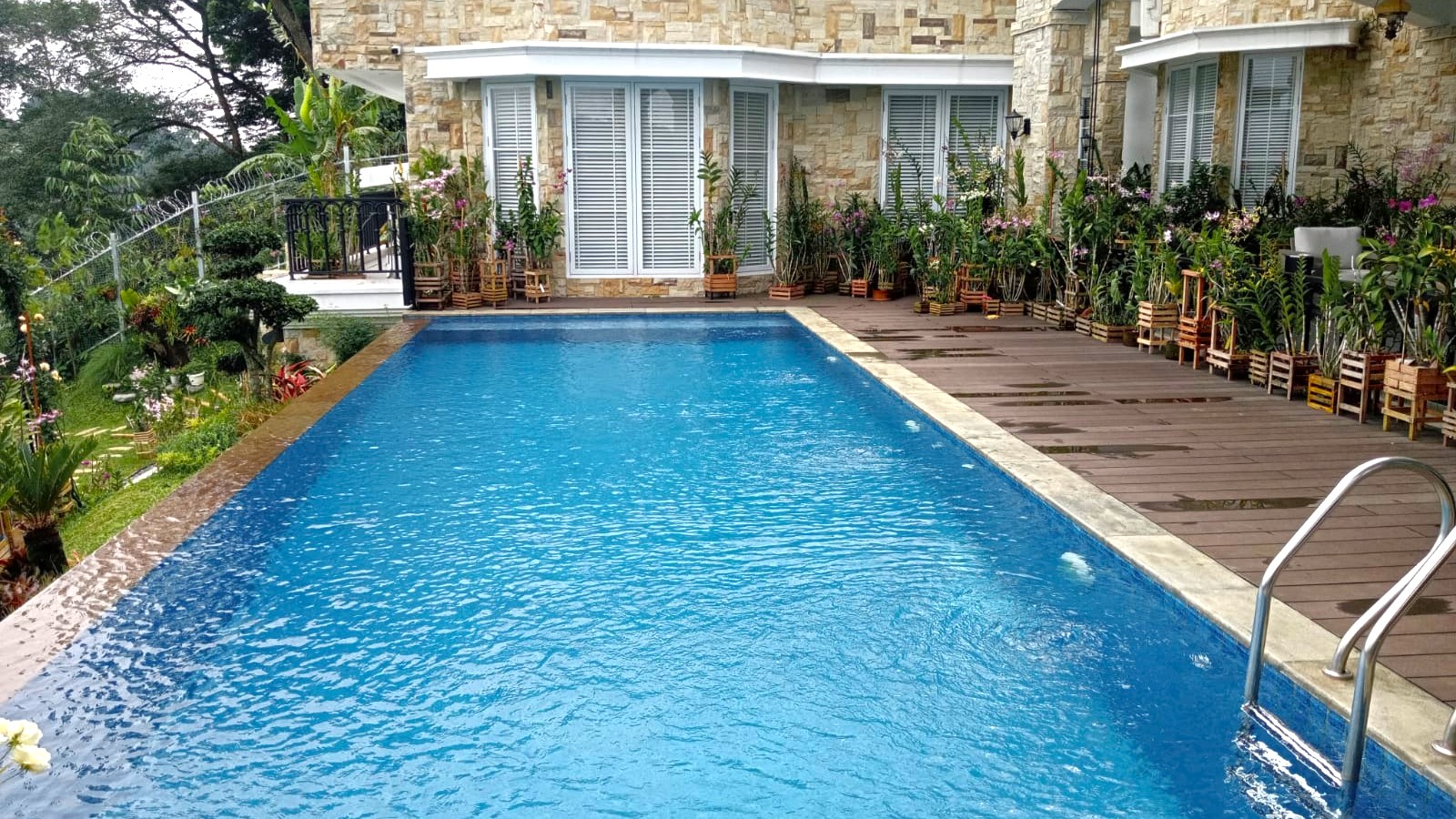 Kolam renang villa pribadi hasil karya Nuansa Banyu Biru