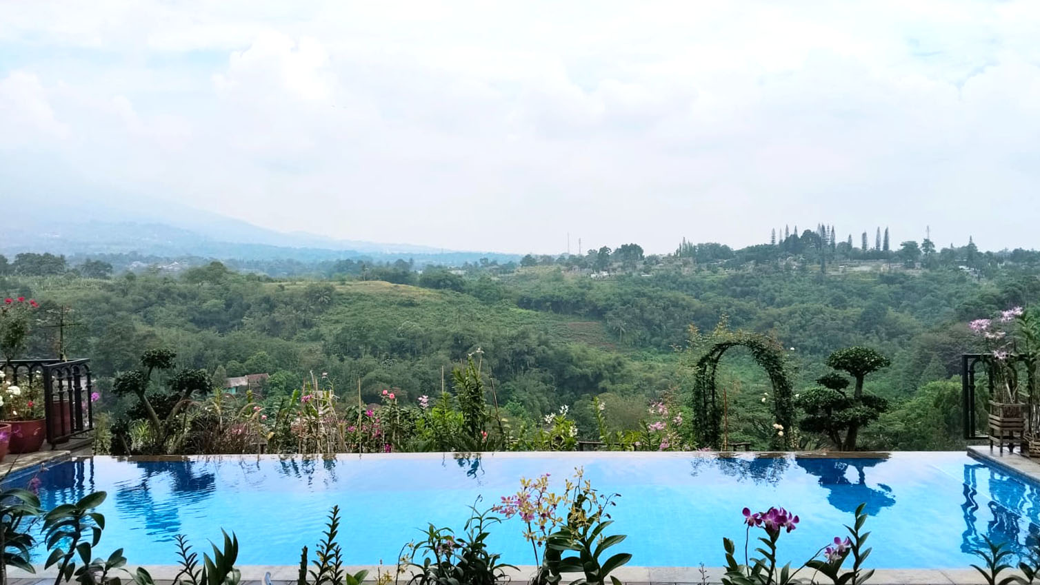 Kolam renang apartemen mewah buatan Nuansa Banyu Biru di Bogor